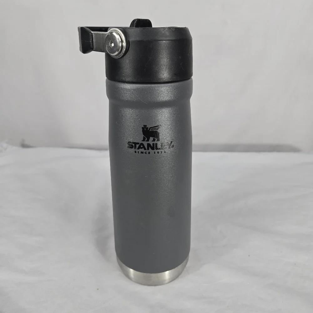 Stanley The Ice Flow Flip Straw Water Bottle 22oz Charcoal Gray Black Jug Handle